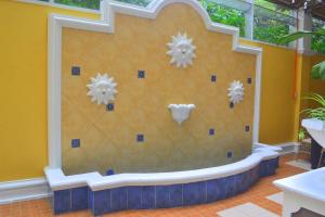 Bazén v ubytování Hotel Elizabeth - Baguio nebo v jeho okolí