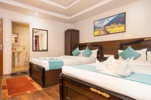 Een bed of bedden in een kamer bij Greatwall International Hotel