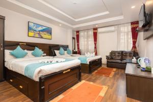 Een bed of bedden in een kamer bij Greatwall International Hotel