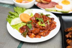 Eten bij of ergens in de buurt van het hotel

