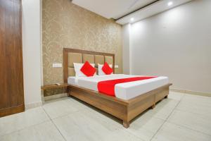 Voodi või voodid majutusasutuse Collection O Hotel RR Eleven toas