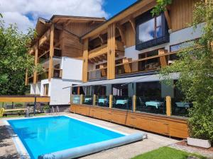 Bazén v ubytování Hotel Alpina nebo v jeho okolí