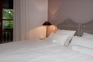 1 Schlafzimmer mit 2 weißen Betten und einem Fenster in der Unterkunft Alpenvilla Berchtesgaden Hotel Garni in Berchtesgaden