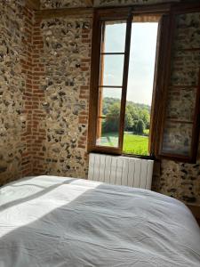 เตียงในห้องที่ Évasion Champêtre avec Jacuzzi Havre de Paix en Normandie