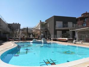 阿茨特雷扎Ciclope Resort的大楼里的一个大型蓝色游泳池