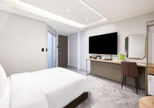 Regency Hotel的电视和/或娱乐中心