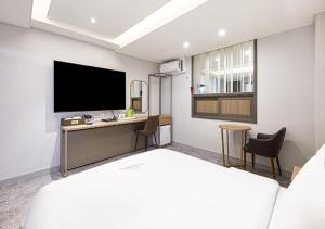 Regency Hotel的电视和/或娱乐中心