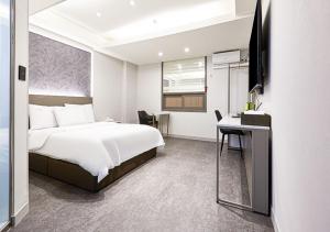 Regency Hotel客房内的一张或多张床位