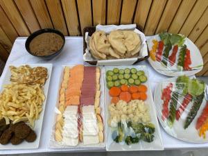 una mesa con diferentes tipos de alimentos. en Nile Spirit Sunrise, en Luxor