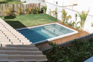 Bazén v ubytování Apart Charme e Conforto 360m da Praia do Mutá nebo v jeho okolí