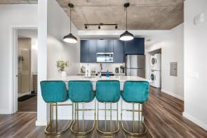 een keuken met een aanrecht met blauwe stoelen bij Golden Luxe Suite Downtown Nashville in Nashville +14 foto's