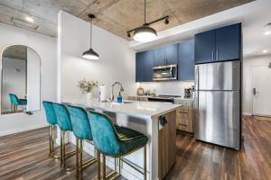 een keuken met blauwe barkrukken en een koelkast bij Golden Luxe Suite Downtown Nashville in Nashville