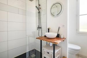un baño con lavabo y ducha en Le Vin Quatre - Studio proche Dordogne et parking privatif, en Bergerac 17 fotos más