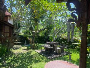Villa Nextdoor Nature Yogyakarta外面的花园