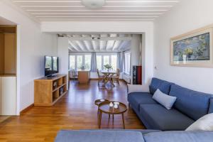 Ruang duduk di Aretousa Deluxe Apartment
