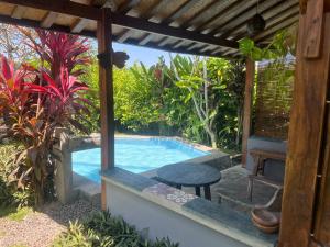 Villa Nextdoor Nature Yogyakarta内部或周边的泳池