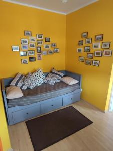 sypialnia z łóżkiem i żółtą ścianą w obiekcie Apartament Helskie Trolle w HELU w mieście Hel