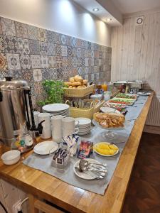 a kitchen with a long table with food on it at Villa AgaTomDom Gdańsk, Taras-Grill-Kuchnia, 1800m Stare Miasto Gdańsk in Gdańsk