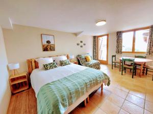 Una cama o camas en una habitación de Les Gites de Campardon