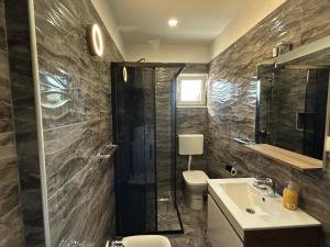 een badkamer met douche, wastafel en toilet bij Villa Daja in Biograd na Moru +56 foto's