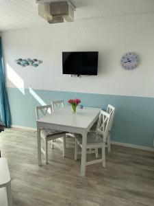 Μια τηλεόραση ή/και κέντρο ψυχαγωγίας στο Wohnung-Amrum-Haus-Duenengras