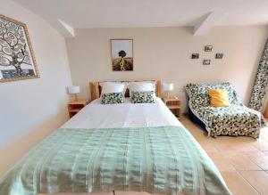 Una cama o camas en una habitación de Les Gites de Campardon