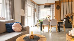 维斯瓦Mountain&River Park Wisła的客厅里有一张沙发和一张桌子。