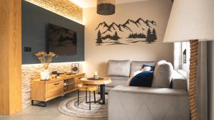 维斯瓦Mountain&River Park Wisła的坐在客厅沙发上的人