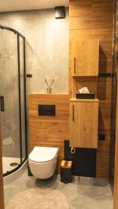 维斯瓦Mountain&River Park Wisła的带马桶和淋浴的浴室 更多52张照片