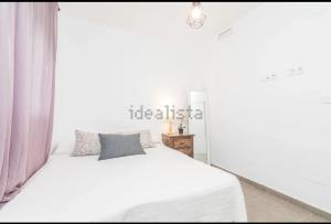 ein weißes Schlafzimmer mit einem weißen Bett und einem Fenster in der Unterkunft Прекрасный таунхаус в элитном пригороде Гран Алакант, пляж Ареналис Дель Соль in Gran Alacant