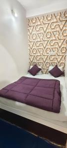 Ένα ή περισσότερα κρεβάτια σε δωμάτιο στο Hotel PRABHU PALACE