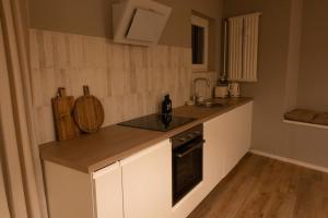 a kitchen with a counter top and a sink at Gemütliche Wohnung in zentraler Lage in Aschaffenburg +13 photos