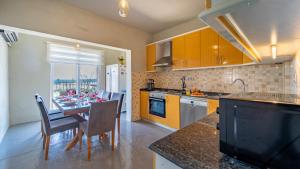 een keuken met een tafel met stoelen en een eetkamer bij Villa CANAN in Kas