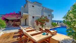 een villa met een zwembad en een patio bij Villa CANAN in Kas