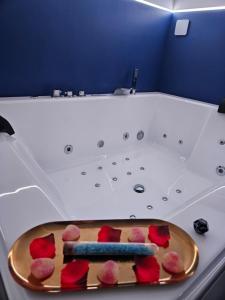 einen Teller mit roten und blauen Keksen in einer Badewanne in der Unterkunft Le Palais Secret 66 Loveroom in Saint-Féliu-dʼAvall
