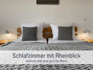 a bedroom with a bed with two pillows at Rheinblick7 Neuss - Spektakulärer Blick auf die Düsseldorfer Skyline - Ruhig Modern Privatparkplatz Aufzug - Top Anbindung an Messe Flughafen Hauptbahnhof in Neuss