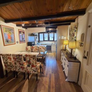 a kitchen and living room with a table and chairs at El Arcángel de Santillana del Mar in Santillana del Mar