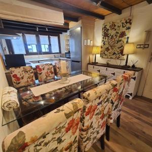 a living room with a table and two chairs at El Arcángel de Santillana del Mar in Santillana del Mar +8 photos