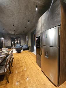 Η κουζίνα ή μικρή κουζίνα στο Luxury Beachfront Villa with Indoor Pool & BBQ