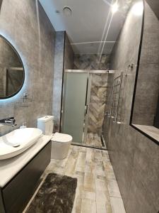 Ένα μπάνιο στο Luxury Beachfront Villa with Indoor Pool & BBQ