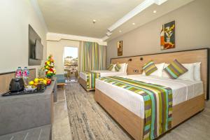 Postel nebo postele na pokoji v ubytování Xperience Kiroseiz AquaPark Premier-Naama Bay + 37 fotografií