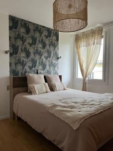 a bedroom with a large bed and a window at Appartement 4 pers avec jardin & parking-calme-proche Clermont in Royat