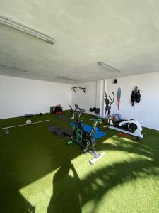 una stanza con una palestra con una bicicletta di El Paraíso a Candelaria Altre 31 foto