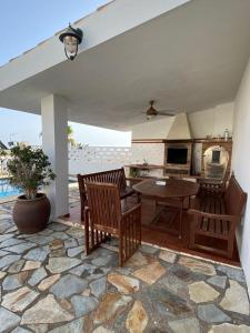 un patio con tavolo e sedie e una cucina di El Paraíso a Candelaria