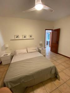 una camera da letto con un letto grande con due comodini di El Paraíso a Candelaria