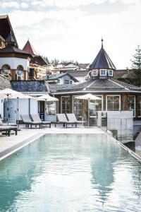 Bazén v ubytování Berghotel Almrausch nebo v jeho okolí