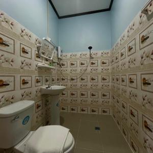 ein Badezimmer mit Toilette und Waschbecken in der Unterkunft VangVieng Smile guesthouse in Vang Vieng
