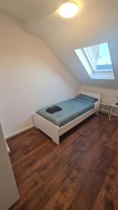 a bedroom with a bed in a room with a window at Simple Stay Gladbach in Mönchengladbach
