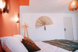 Ένα ή περισσότερα κρεβάτια σε δωμάτιο στο Maison Verveines