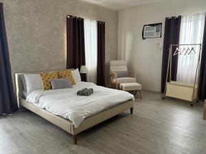 Postel nebo postele na pokoji v ubytování Amaia Parkway Condominium in Nuvali